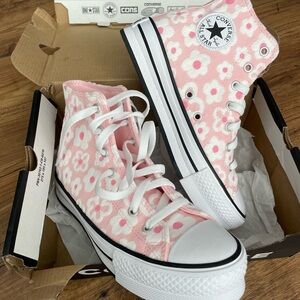 NWT converse daisy high tops size 4.